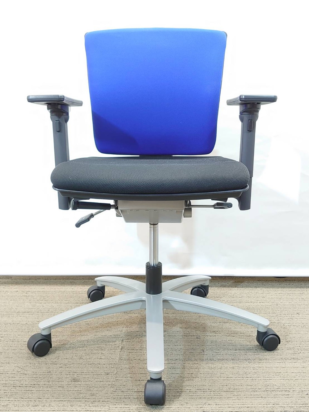 【中古】Ludio 国産 オフィスチェア キャスターチェア 肘付き - 画像 (2)