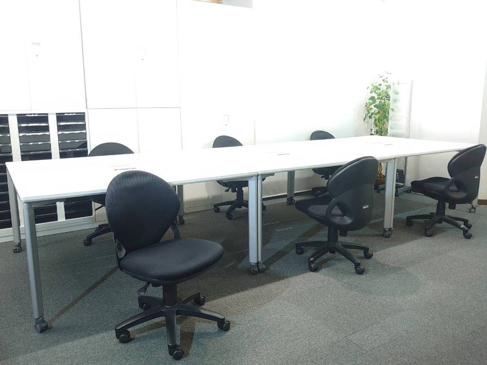 【送料無料 地域限定】 6人用 フリーアドレス デスクセット コクヨ ワークソート ワークテーブルセット W1400×3台 フリアド 平机 可動式 オフィスデスク オフィステーブル ミーティングテーブル 会議テーブル 多目的テーブル SDT-WS1414PAW 開業セット 国産 オフィス家具セット 【中古オフィス家具】【中古】 - 画像 (2)