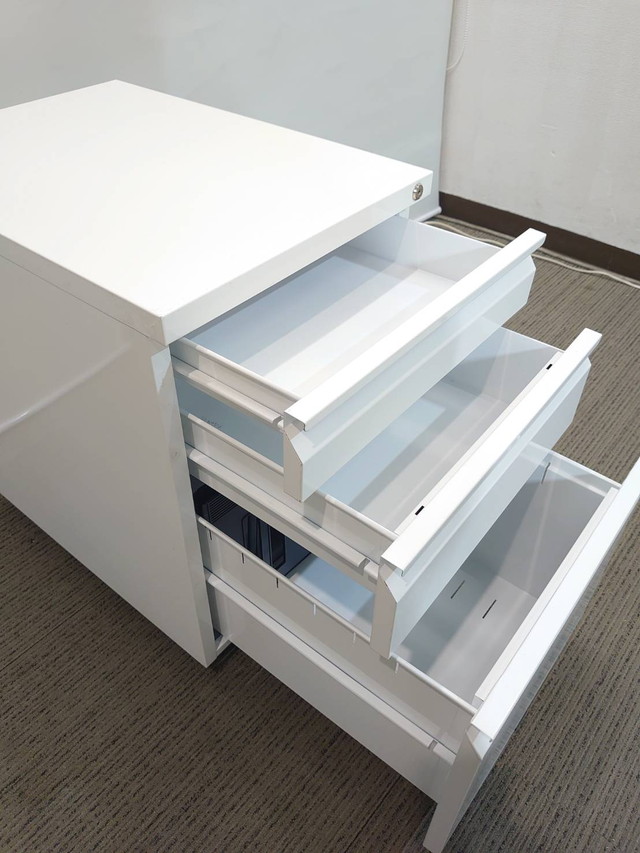 【法人限定送料無料】 ワゴン デスクワゴン 事務ワゴン サイドワゴン 袖机 脇机 3段ワゴン キャスターワゴン インサイドワゴン スチールワゴン 机下収納ワゴン ホワイト色 【中古オフィス家具】【中古】 - 画像 (4)