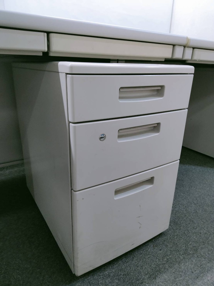 【送料無料 東京地区限定】 【大量入荷】 4人用 開業セット デスクセット 片袖机 片袖デスク オフィスデスク スチールデスク 事務机 事務デスク 平机 デスクワゴン サイドワゴン キャスターワゴン 4台セット コクヨ BS 国産 W1200×D700×H700 【中古オフィス家具】【中古】 - 画像 (11)