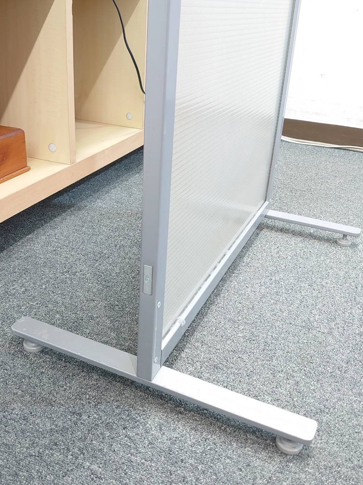 【送料無料 東京地区限定】 自立式パーティション 3枚セット パーティション パーテーション 半透明 自立式 脚付き 自立パーティション 自立パーテーション 衝立 ついたて 間仕切り 【中古オフィス家具】【中古】 - 画像 (7)