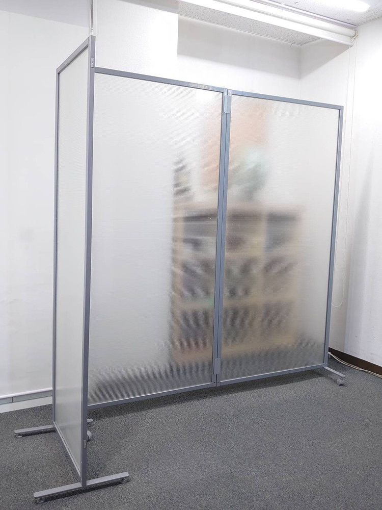 【送料無料 東京地区限定】 自立式パーティション 3枚セット パーティション パーテーション 半透明 自立式 脚付き 自立パーティション 自立パーテーション 衝立 ついたて 間仕切り 【中古オフィス家具】【中古】 - 画像 (4)