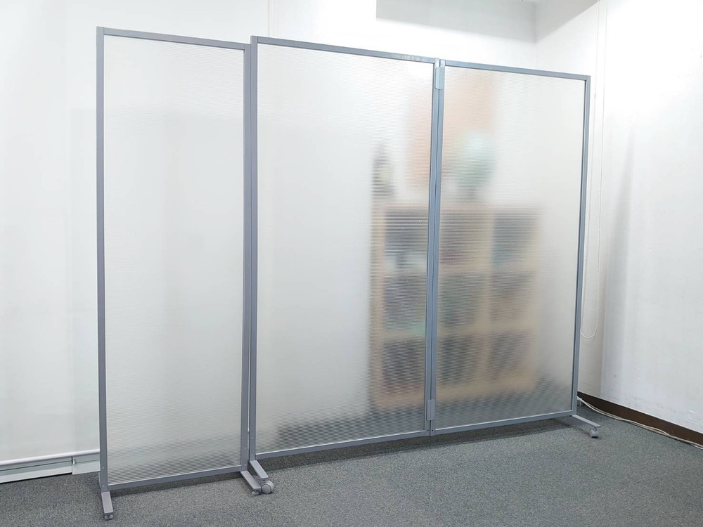 【送料無料 東京地区限定】 自立式パーティション 3枚セット パーティション パーテーション 半透明 自立式 脚付き 自立パーティション 自立パーテーション 衝立 ついたて 間仕切り 【中古オフィス家具】【中古】 - 画像 (5)