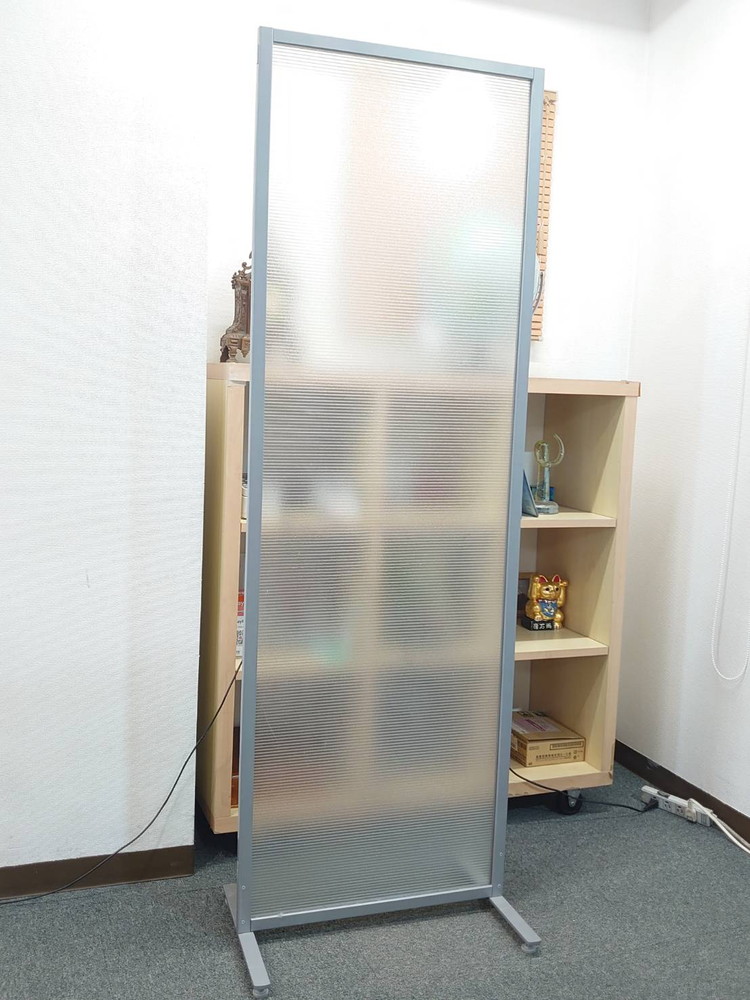 【送料無料 東京地区限定】 自立式パーティション 3枚セット パーティション パーテーション 半透明 自立式 脚付き 自立パーティション 自立パーテーション 衝立 ついたて 間仕切り 【中古オフィス家具】【中古】 - 画像 (10)