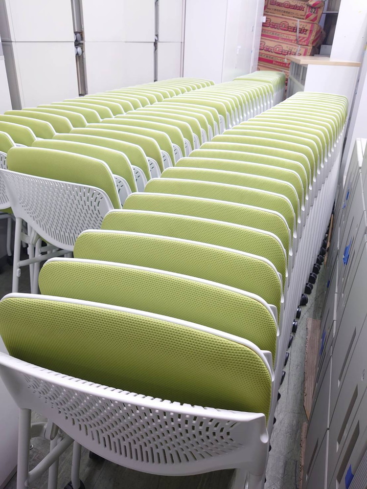 【Sランク美品】 【88脚入荷】 【送料無料 東京地区限定】 オカムラ ルナ 50脚セット ミーティングチェア 会議チェア ネスタブルチェア ネスティングチェア 多目的チェア 折り畳みチェア キャスター付き 【中古オフィス家具】【中古】 - 画像 (10)