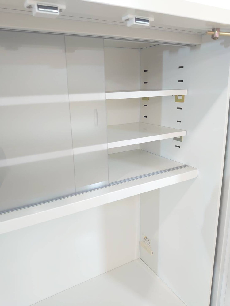 キッチンキャビネット LION 食器棚 ビジネスキッチン ティーキャビネット 食器収納ユニット キッチンカウンター オフィスキッチン レンジ台 W900×D450×H1800 ライオン事務器【中古オフィス家具】【中古】 - 画像 (3)