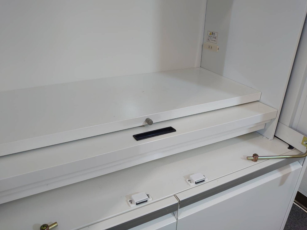 キッチンキャビネット LION 食器棚 ビジネスキッチン ティーキャビネット 食器収納ユニット キッチンカウンター オフィスキッチン レンジ台 W900×D450×H1800 ライオン事務器【中古オフィス家具】【中古】 - 画像 (5)