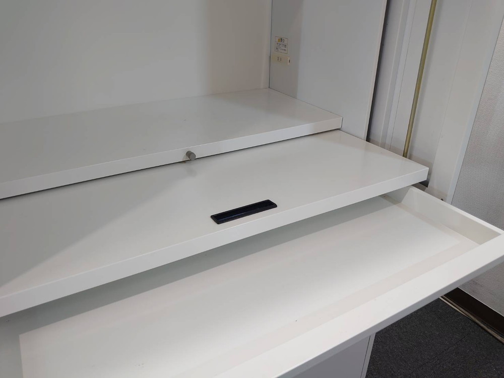 キッチンキャビネット LION 食器棚 ビジネスキッチン ティーキャビネット 食器収納ユニット キッチンカウンター オフィスキッチン レンジ台 W900×D450×H1800 ライオン事務器【中古オフィス家具】【中古】 - 画像 (4)