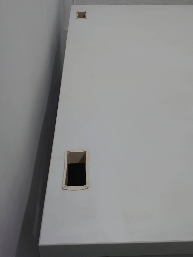 【送料無料 東京地区限定】4人用 開業セット 片袖机 オフィスデスク スチールデスク 片袖デスク ワークデスク コードホール W1000【中古オフィス家具】【中古】 - 画像 (5)