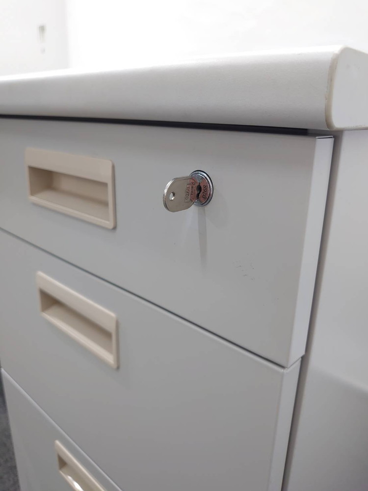 【送料無料 東京地区限定】4人用 開業セット 片袖机 オフィスデスク スチールデスク 片袖デスク ワークデスク コードホール W1000【中古オフィス家具】【中古】 - 画像 (4)