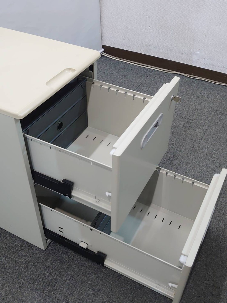 【法人限定送料無料】 デスクワゴン LION LTシリーズ 事務ワゴン サイドワゴン キャスターワゴン 袖机 脇机 2段 カギ付き 鍵付き 2段ワゴン インサイドワゴン 机下収納ワゴン ライオン事務器 LT-N042A【中古オフィス家具】【中古】 - 画像 (4)