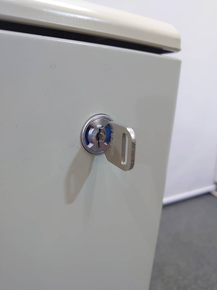 【法人限定送料無料】 デスクワゴン LION LTシリーズ 事務ワゴン サイドワゴン キャスターワゴン 袖机 脇机 2段 カギ付き 鍵付き 2段ワゴン インサイドワゴン 机下収納ワゴン ライオン事務器 LT-N042A【中古オフィス家具】【中古】 - 画像 (5)