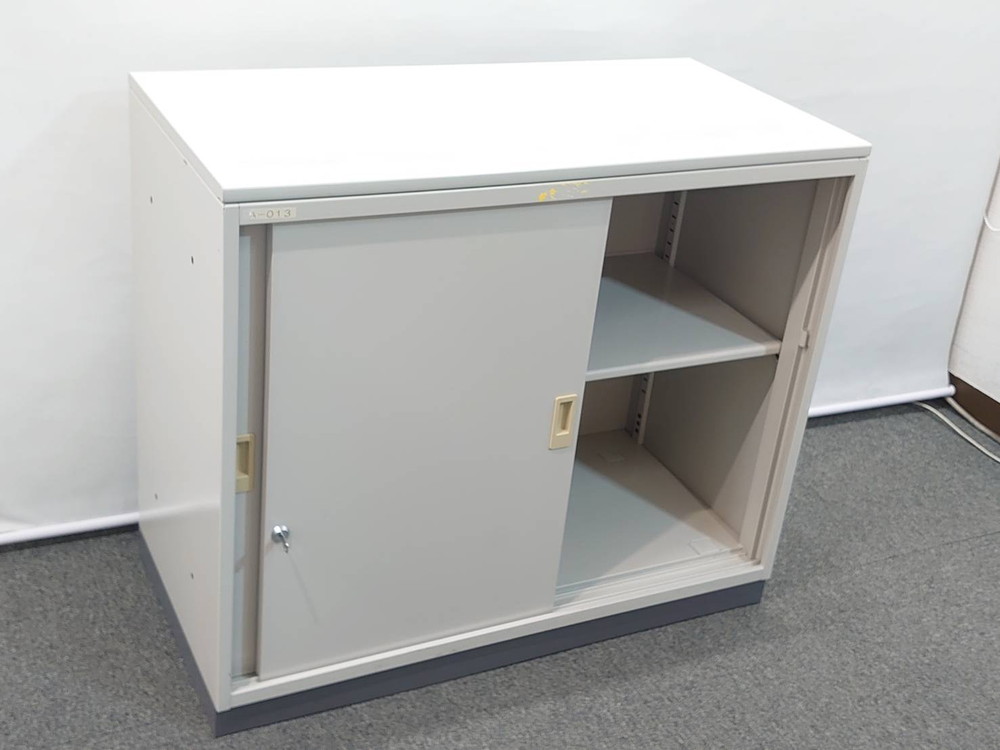 コクヨ 引き違い書庫 ビジネスウォールN キャビネット 2段 BWN-H39F1 ローキャビネット W900×D450×H775 カギ付き書庫 スチール書庫 スチールキャビネット グレー色 収納書庫 本棚 鍵付き書庫 オフィス収納 【中古オフィス家具】【中古】 - 画像 (2)