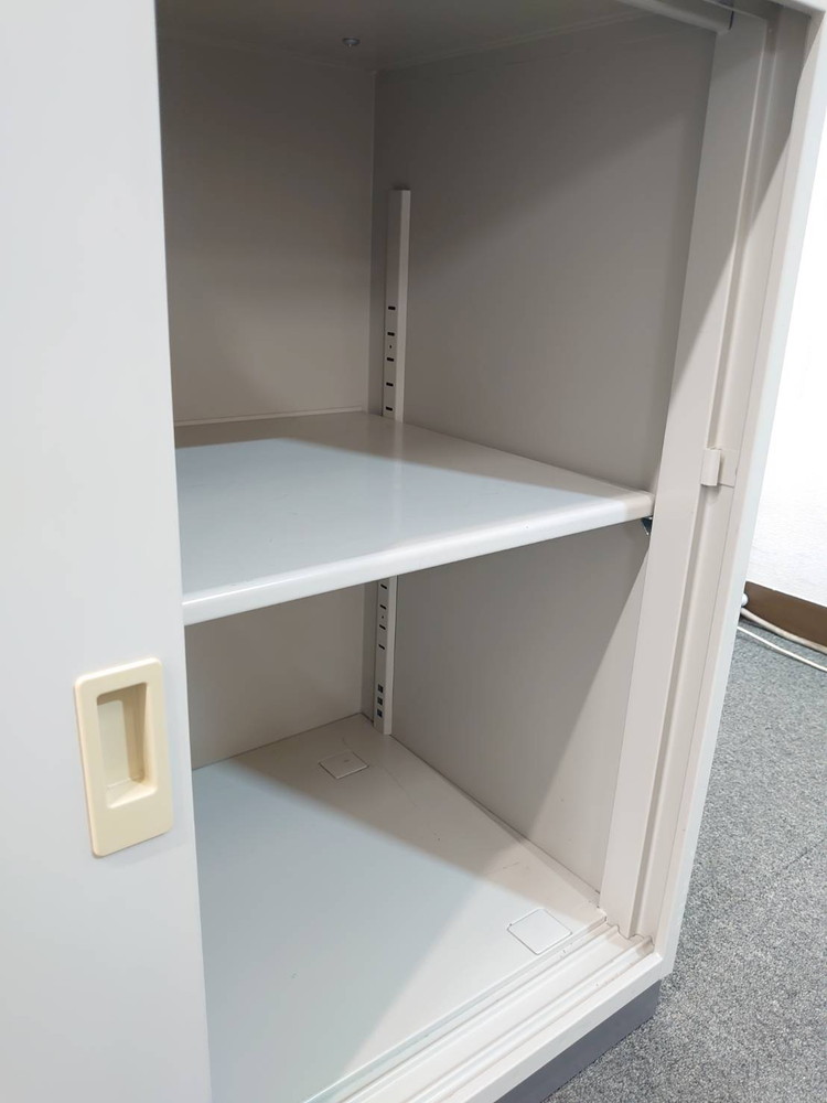 コクヨ 引き違い書庫 ビジネスウォールN キャビネット 2段 BWN-H39F1 ローキャビネット W900×D450×H775 カギ付き書庫 スチール書庫 スチールキャビネット グレー色 収納書庫 本棚 鍵付き書庫 オフィス収納 【中古オフィス家具】【中古】 - 画像 (3)