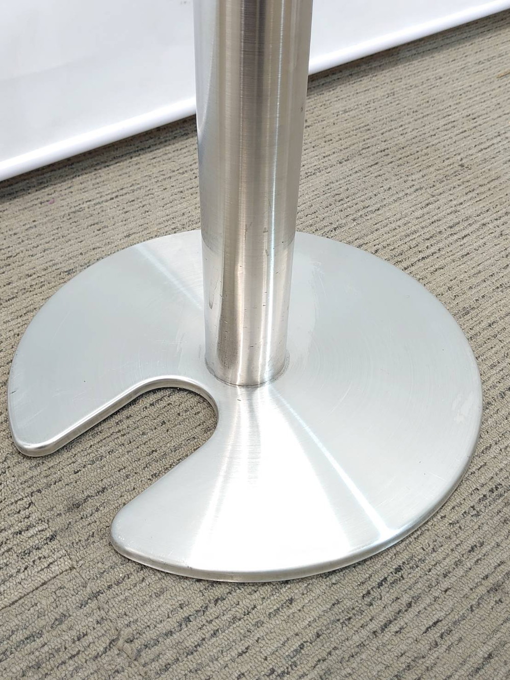 【送料無料 東京地区限定】 ベルトパーティション ガイドポール 4本セット 行列 整理 仕切り スタッキング型 パーティション 自立式 自立パーティション ベルトパーテーション リールパーティション【中古オフィス家具】【中古】 - 画像 (12)