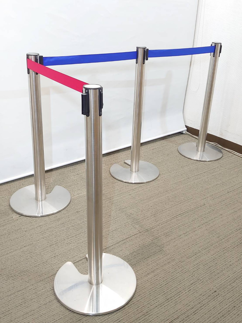 【送料無料 東京地区限定】 ベルトパーティション ガイドポール 4本セット 行列 整理 仕切り スタッキング型 パーティション 自立式 自立パーティション ベルトパーテーション リールパーティション【中古オフィス家具】【中古】 - 画像 (4)