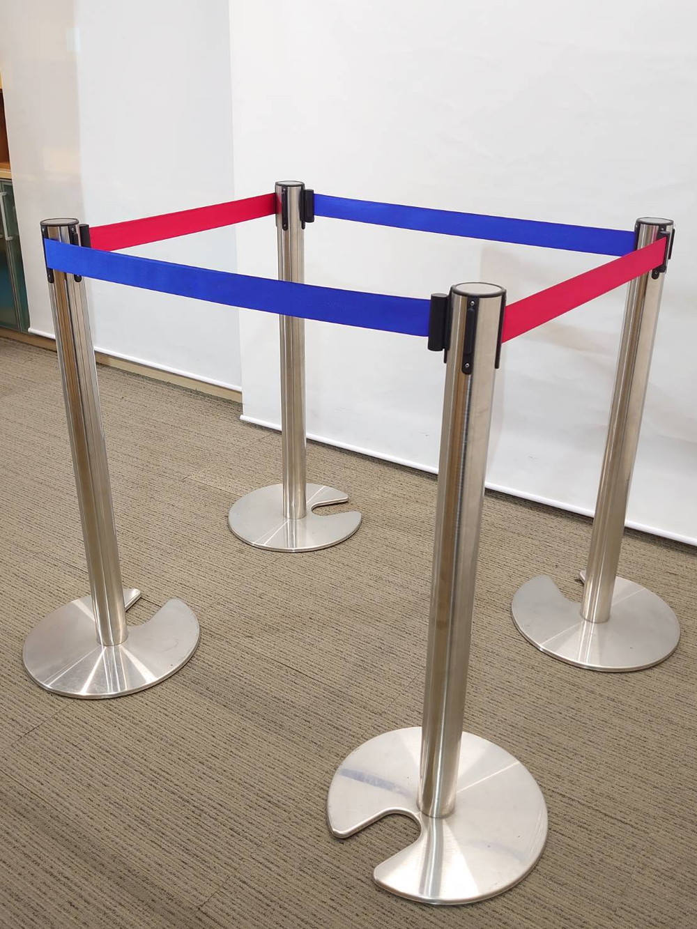 【送料無料 東京地区限定】 ベルトパーティション ガイドポール 4本セット 行列 整理 仕切り スタッキング型 パーティション 自立式 自立パーティション ベルトパーテーション リールパーティション【中古オフィス家具】【中古】 - 画像 (7)