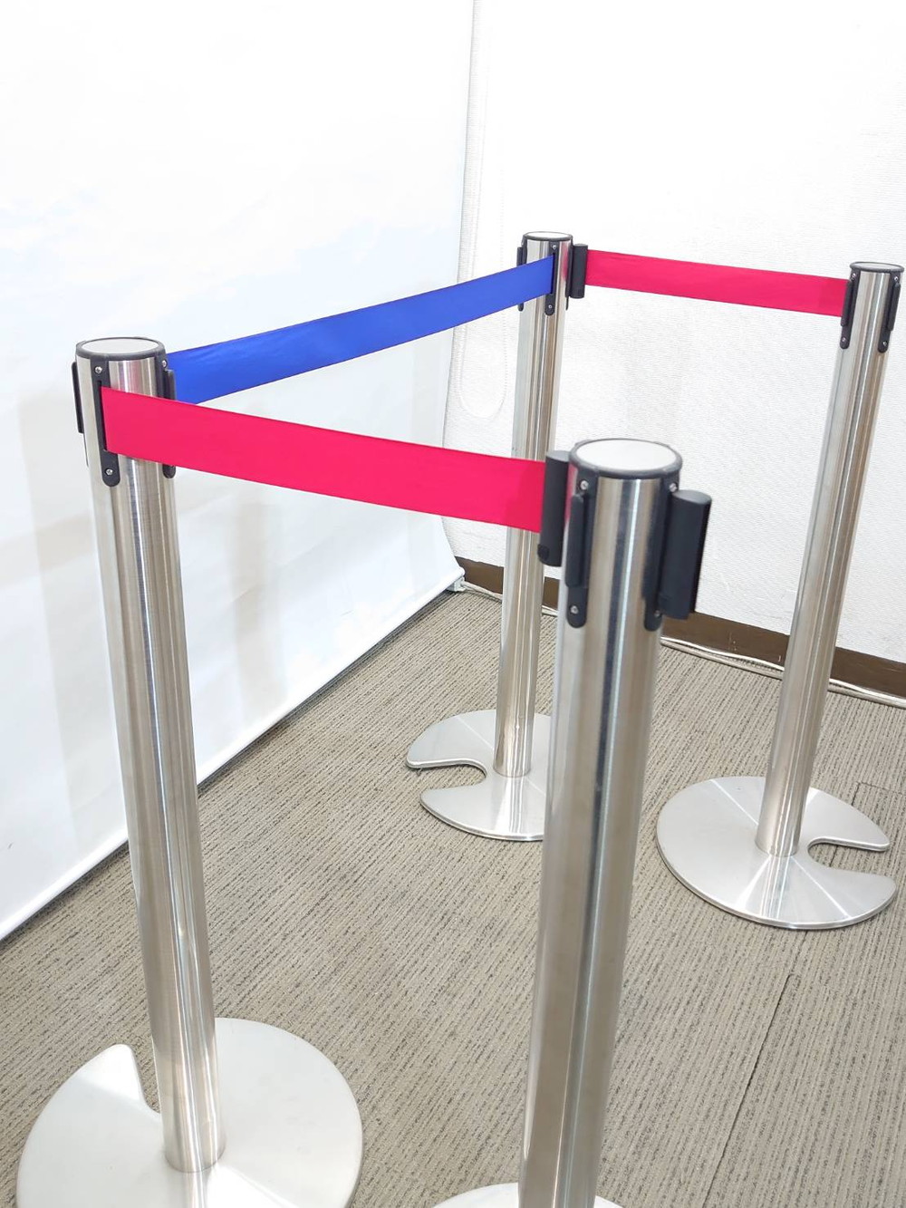 【送料無料 東京地区限定】 ベルトパーティション ガイドポール 4本セット 行列 整理 仕切り スタッキング型 パーティション 自立式 自立パーティション ベルトパーテーション リールパーティション【中古オフィス家具】【中古】 - 画像 (8)