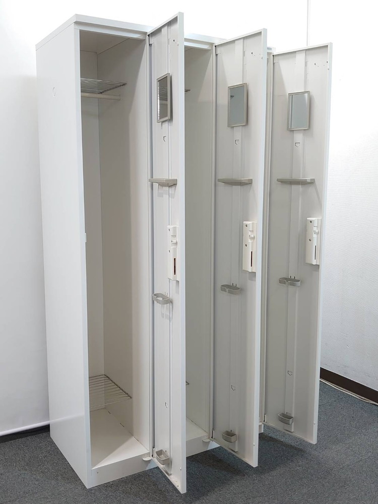 【店頭引き渡し限定】 LION 3名用 ロッカー オフィスロッカー W900 D515 H1790 カギ付き 3人用 3人用ロッカー 貴重品ロッカー オフィスキャビネット 個人ロッカー 鍵付きロッカー ホワイト色 No.73-W ライオン事務器【中古オフィス家具】【中古】 - 画像 (2)