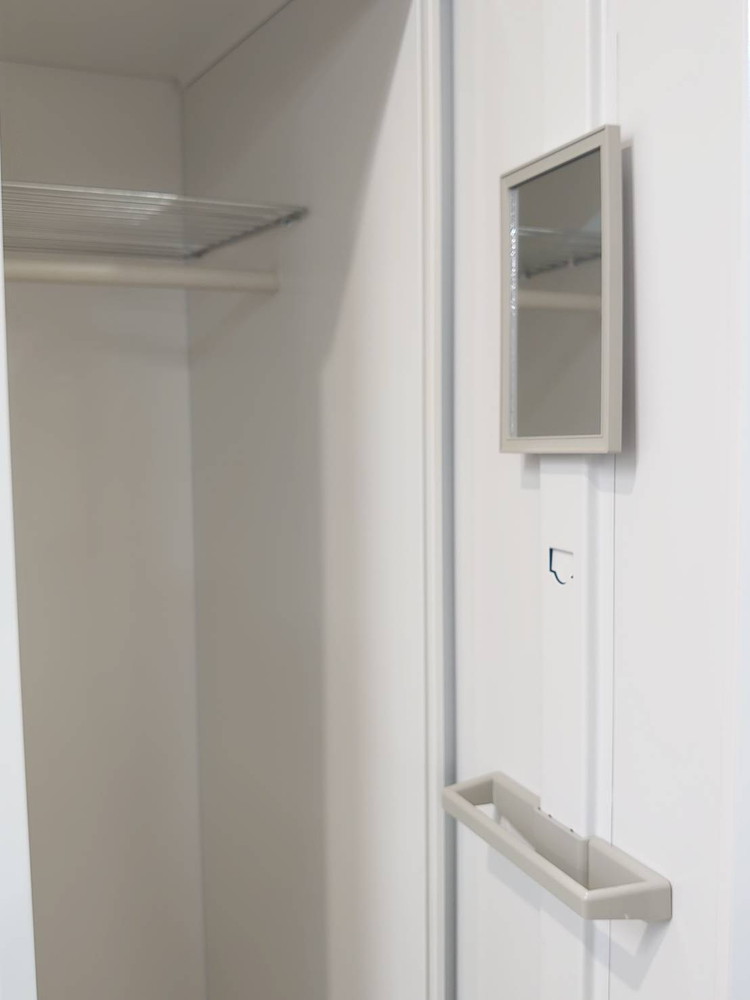 【店頭引き渡し限定】 LION 3名用 ロッカー オフィスロッカー W900 D515 H1790 カギ付き 3人用 3人用ロッカー 貴重品ロッカー オフィスキャビネット 個人ロッカー 鍵付きロッカー ホワイト色 No.73-W ライオン事務器【中古オフィス家具】【中古】 - 画像 (3)