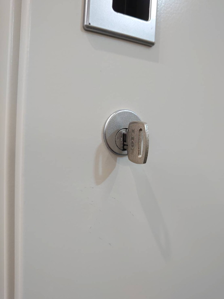 【店頭引き渡し限定】 LION 3名用 ロッカー オフィスロッカー W900 D515 H1790 カギ付き 3人用 3人用ロッカー 貴重品ロッカー オフィスキャビネット 個人ロッカー 鍵付きロッカー ホワイト色 No.73-W ライオン事務器【中古オフィス家具】【中古】 - 画像 (7)