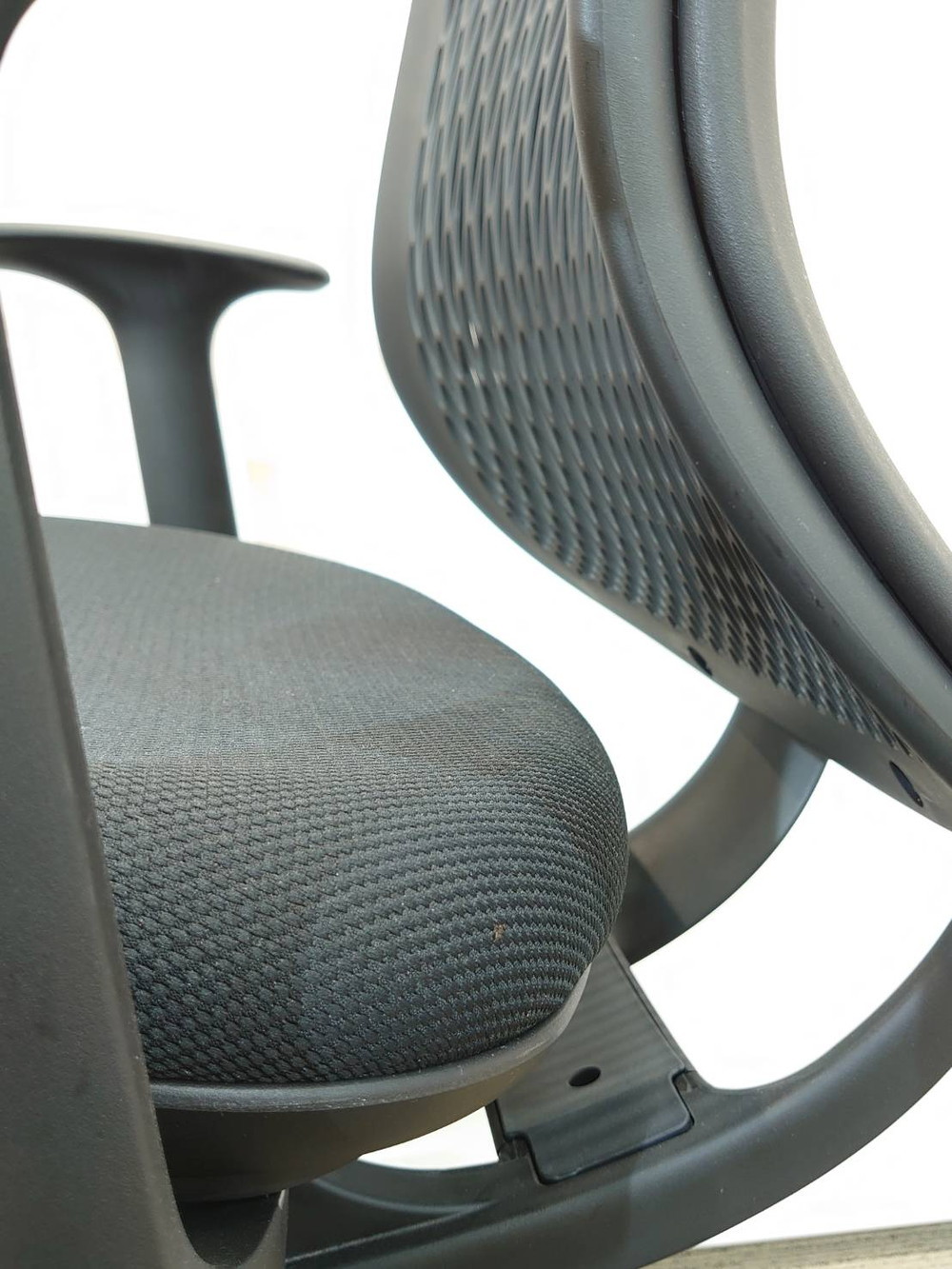 【送料無料 地域限定】 イエラ Yera オフィスチェア デスクチェア ハイバック 肘付き ハンガー付き ランバーサポート ワークチェア パソコンチェア 事務チェア チェア キャスターチェア メッシュチェア ブラック色 事務イス 事務椅子 事務いす 事務用チェア イナバインターナショナル INABA T171023 【中古オフィス家具】【中古】 - 画像 (10)