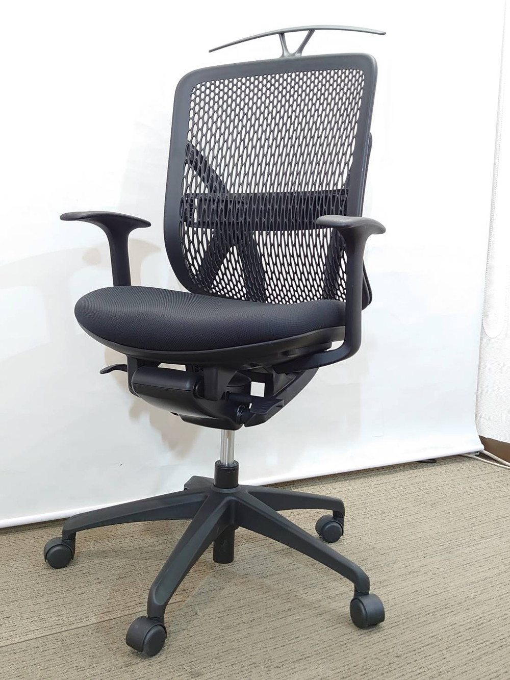 【送料無料 地域限定】 イエラ Yera オフィスチェア デスクチェア ハイバック 肘付き ハンガー付き ランバーサポート ワークチェア パソコンチェア 事務チェア チェア キャスターチェア メッシュチェア ブラック色 事務イス 事務椅子 事務いす 事務用チェア イナバインターナショナル INABA T171023 【中古オフィス家具】【中古】 - 画像 (2)