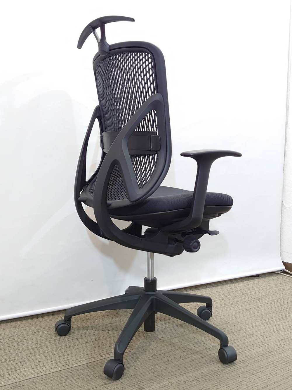 【送料無料 地域限定】 イエラ Yera オフィスチェア デスクチェア ハイバック 肘付き ハンガー付き ランバーサポート ワークチェア パソコンチェア 事務チェア チェア キャスターチェア メッシュチェア ブラック色 事務イス 事務椅子 事務いす 事務用チェア イナバインターナショナル INABA T171023 【中古オフィス家具】【中古】 - 画像 (3)