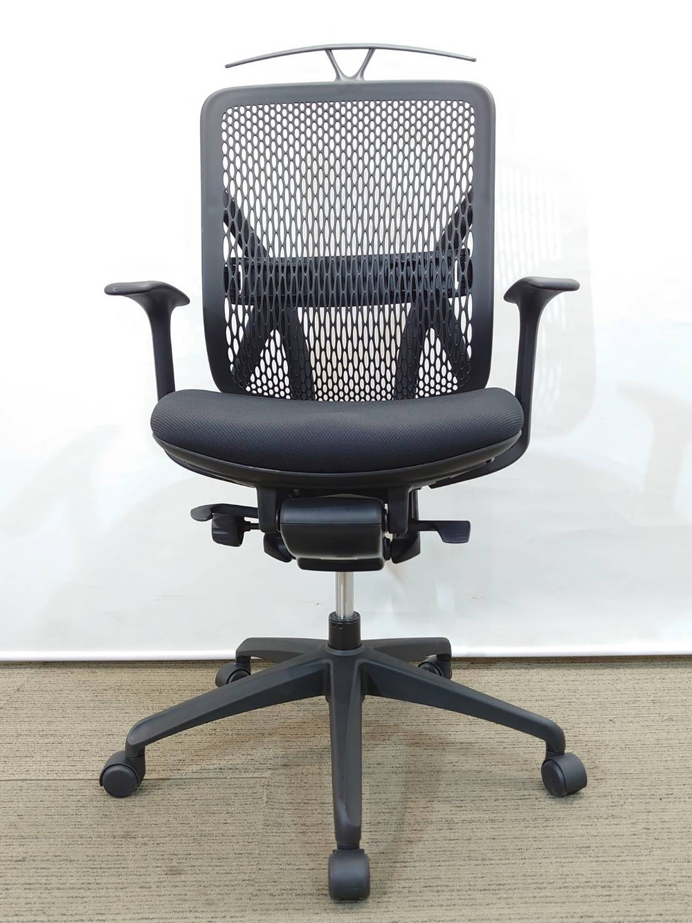 【送料無料 地域限定】 イエラ Yera オフィスチェア デスクチェア ハイバック 肘付き ハンガー付き ランバーサポート ワークチェア パソコンチェア 事務チェア チェア キャスターチェア メッシュチェア ブラック色 事務イス 事務椅子 事務いす 事務用チェア イナバインターナショナル INABA T171023 【中古オフィス家具】【中古】 - 画像 (4)
