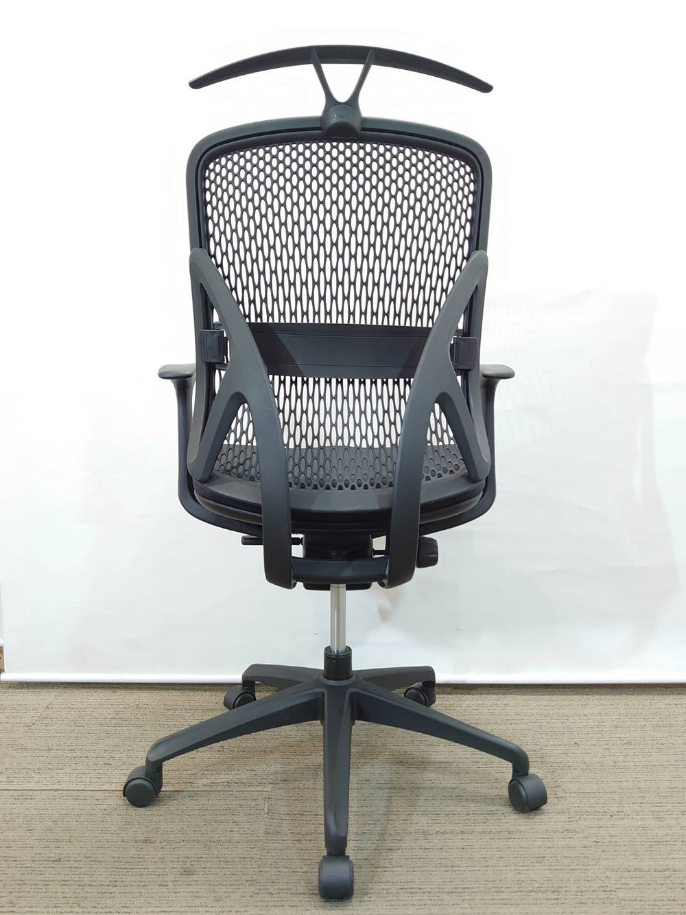 【送料無料 地域限定】 イエラ Yera オフィスチェア デスクチェア ハイバック 肘付き ハンガー付き ランバーサポート ワークチェア パソコンチェア 事務チェア チェア キャスターチェア メッシュチェア ブラック色 事務イス 事務椅子 事務いす 事務用チェア イナバインターナショナル INABA T171023 【中古オフィス家具】【中古】 - 画像 (5)