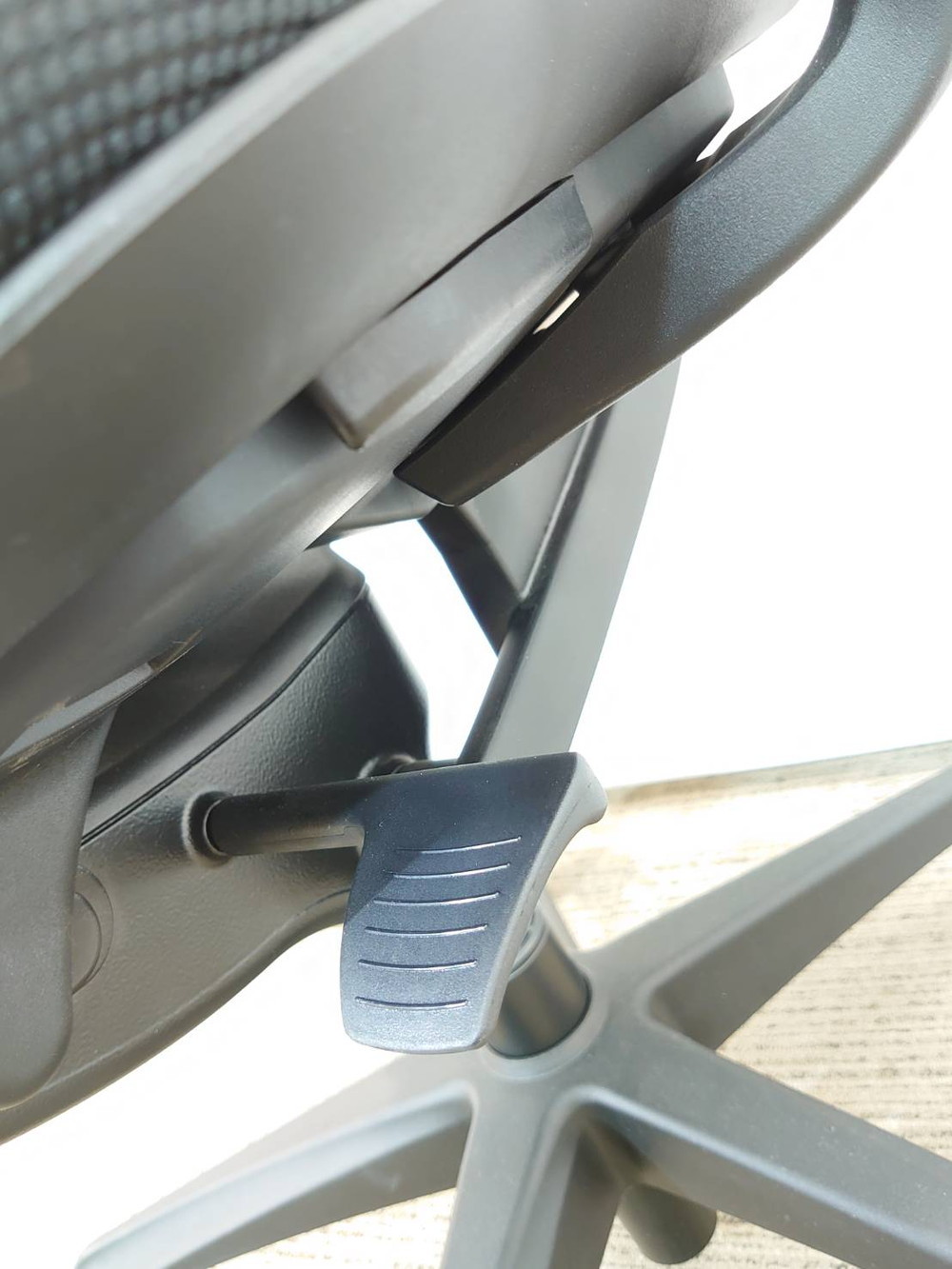 【送料無料 地域限定】 イエラ Yera オフィスチェア デスクチェア ハイバック 肘付き ハンガー付き ランバーサポート ワークチェア パソコンチェア 事務チェア チェア キャスターチェア メッシュチェア ブラック色 事務イス 事務椅子 事務いす 事務用チェア イナバインターナショナル INABA T171023 【中古オフィス家具】【中古】 - 画像 (7)