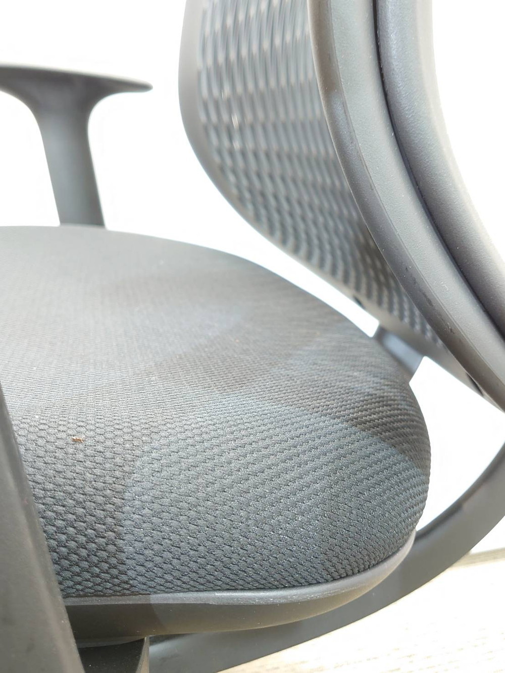 【送料無料 地域限定】 イエラ Yera オフィスチェア デスクチェア ハイバック 肘付き ハンガー付き ランバーサポート ワークチェア パソコンチェア 事務チェア チェア キャスターチェア メッシュチェア ブラック色 事務イス 事務椅子 事務いす 事務用チェア イナバインターナショナル INABA T171023 【中古オフィス家具】【中古】 - 画像 (9)