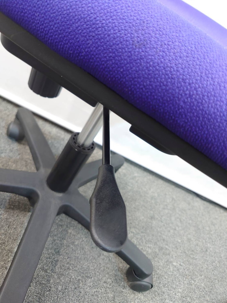 生興 オフィスチェア JSシリーズ デスクチェア 事務チェア キャスターチェア 事務イス ワークチェア パソコンチェア SEIKOFAMILY JS-25BK ブルー色 事務用チェア PCチェア OAチェア 事務椅子 肘無し ローバック 布張り【中古オフィス家具】【中古】 - 画像 (5)