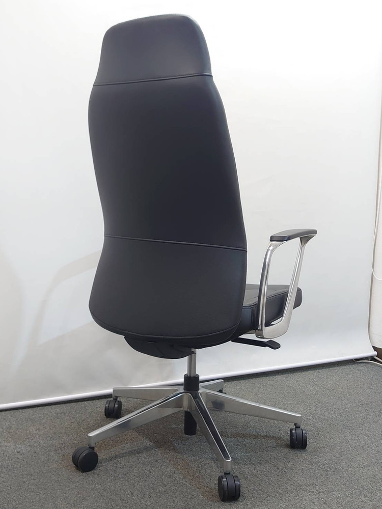 ナイキ グランフィーノ マネージメントチェア エクストラハイバック 本革張り オフィスチェア デスクチェア ハイバックチェア 肘付き 事務チェア キャスターチェア 役員チェア キャスターチェア デザイン デザイン家具 オシャレ チェア 役員椅子 NAIKI GRANFINO GRE515AL-BK【中古オフィス家具】【中古】 - 画像 (3)