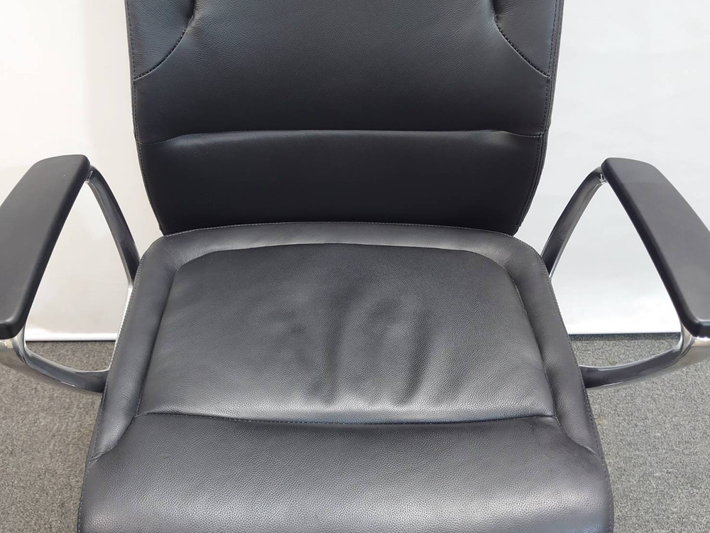ナイキ グランフィーノ マネージメントチェア エクストラハイバック 本革張り オフィスチェア デスクチェア ハイバックチェア 肘付き 事務チェア キャスターチェア 役員チェア キャスターチェア デザイン デザイン家具 オシャレ チェア 役員椅子 NAIKI GRANFINO GRE515AL-BK【中古オフィス家具】【中古】 - 画像 (6)
