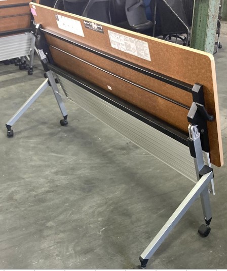 イトーキ スタックテーブル 折りたたみテーブル W1800 D600 H720 折り畳みテーブル ミーティングテーブル 会議テーブル フォールディングテーブル スタッキングテーブル 会議用テーブル THXP-186X-98 【中古オフィス家具】 【中古】 - 画像 (3)