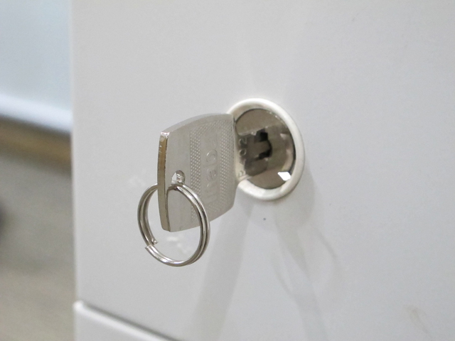 【法人限定送料無料】3段ワゴン サイドワゴン デスクワゴン ホワイト色 カギ付き 事務ワゴン キャスターワゴン 袖机 脇机【中古オフィス家具】【中古】 - 画像 (4)