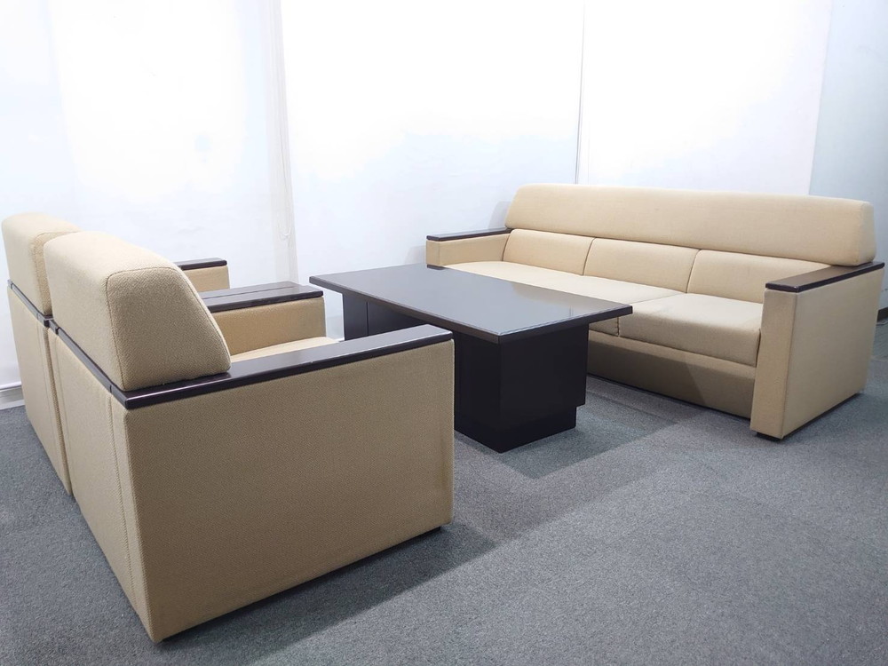 【送料無料 東京地区限定】 応接セット 4点セット 1人掛けソファ 3人掛けソファ ローテーブル ソファセット 応接家具 応接用セット 応接用ソファ ベージュ色 アームソファ ロングソファ 役員室 会議室 応接室 応接ソファ 役員ソファセット オカムラ 【中古オフィス家具】【中古】 - 画像 (2)