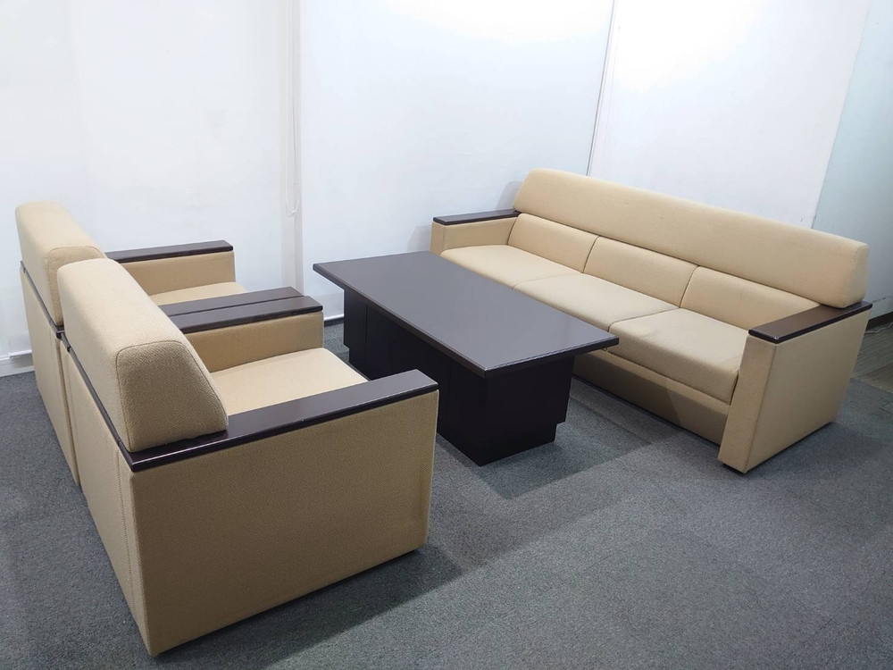 【送料無料 東京地区限定】 応接セット 4点セット 1人掛けソファ 3人掛けソファ ローテーブル ソファセット 応接家具 応接用セット 応接用ソファ ベージュ色 アームソファ ロングソファ 役員室 会議室 応接室 応接ソファ 役員ソファセット オカムラ 【中古オフィス家具】【中古】 - 画像 (4)