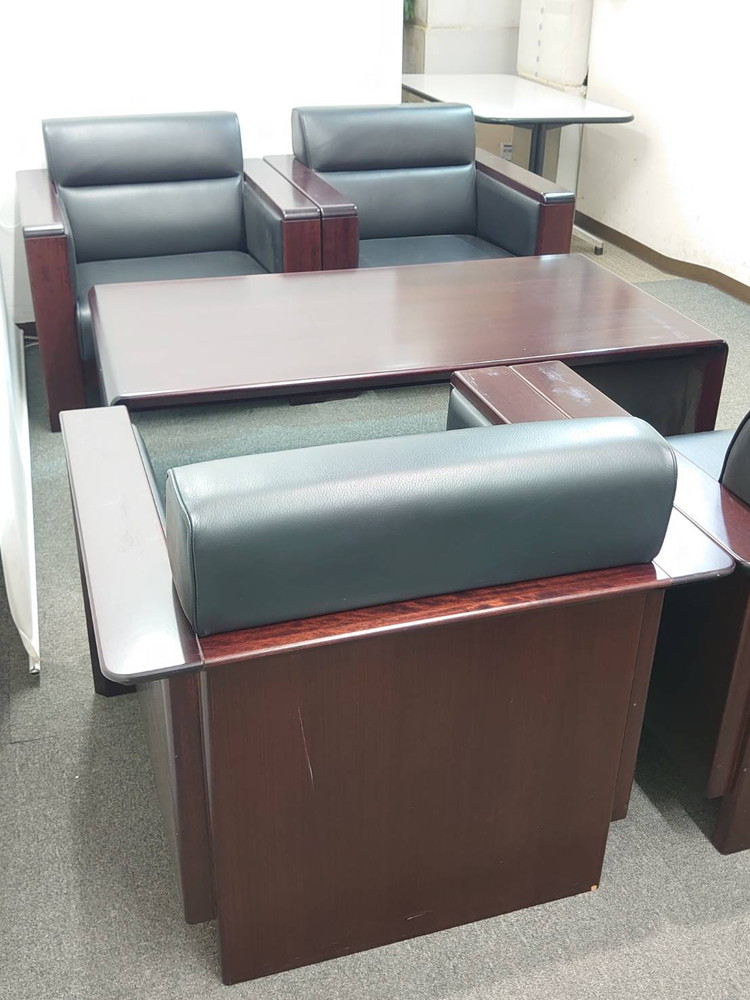 【送料無料 東京地区限定】 イトーキ 応接セット 5点セット 4人用 1人掛けソファ×4 テーブル ソファセット 応接家具 応接用セット 応接用ソファ ブラック色 革張り アームソファ 役員室 会議室 応接室 応接ソファ 役員ソファセット XAシリーズ 【中古オフィス家具】【中古】 - 画像 (4)