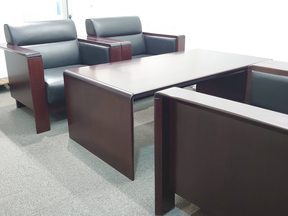 【送料無料 東京地区限定】 イトーキ 応接セット 5点セット 4人用 1人掛けソファ×4 テーブル ソファセット 応接家具 応接用セット 応接用ソファ ブラック色 革張り アームソファ 役員室 会議室 応接室 応接ソファ 役員ソファセット XAシリーズ 【中古オフィス家具】【中古】 - 画像 (5)