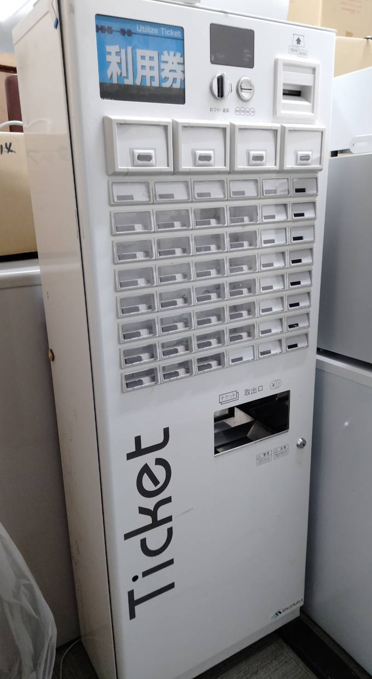 【送料無料 東京地区限定】食券機 芝浦 KB-160NNS 60口座 券売機 SHIBAURA 自動券売機 飲食店自動メニュー レストラン券売機 ラーメン券売機 社員食堂 飲食店 W600×D300×H1600 ボタン式 開業 食券 業務用【中古オフィス家具】【中古】 - 画像 (2)