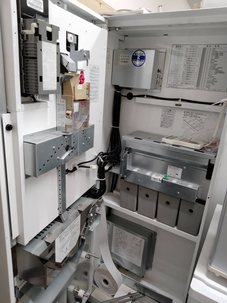 【送料無料 東京地区限定】食券機 芝浦 KB-160NNS 60口座 券売機 SHIBAURA 自動券売機 飲食店自動メニュー レストラン券売機 ラーメン券売機 社員食堂 飲食店 W600×D300×H1600 ボタン式 開業 食券 業務用【中古オフィス家具】【中古】 - 画像 (4)