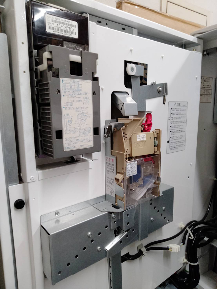 【送料無料 東京地区限定】食券機 芝浦 KB-160NNS 60口座 券売機 SHIBAURA 自動券売機 飲食店自動メニュー レストラン券売機 ラーメン券売機 社員食堂 飲食店 W600×D300×H1600 ボタン式 開業 食券 業務用【中古オフィス家具】【中古】 - 画像 (5)