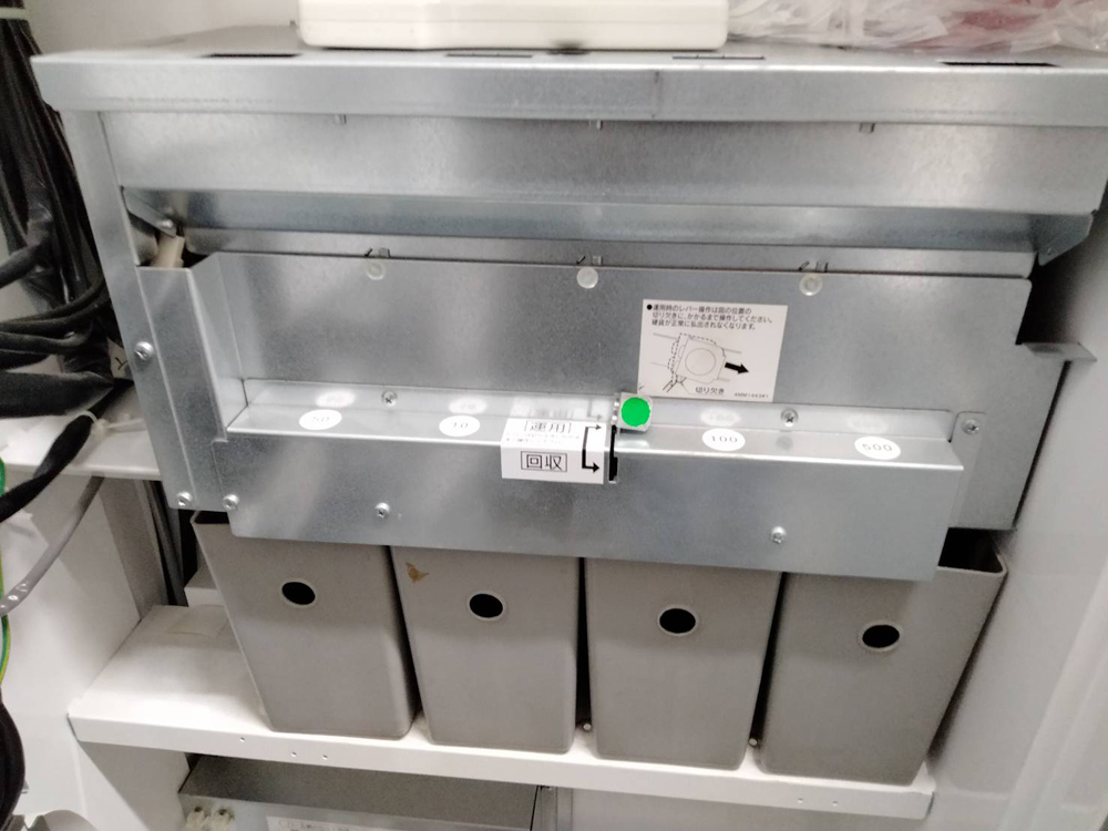 【送料無料 東京地区限定】食券機 芝浦 KB-160NNS 60口座 券売機 SHIBAURA 自動券売機 飲食店自動メニュー レストラン券売機 ラーメン券売機 社員食堂 飲食店 W600×D300×H1600 ボタン式 開業 食券 業務用【中古オフィス家具】【中古】 - 画像 (6)