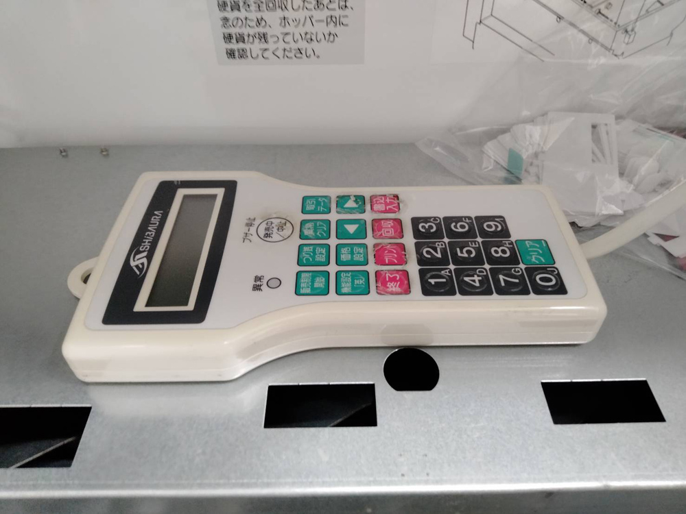 【送料無料 東京地区限定】食券機 芝浦 KB-160NNS 60口座 券売機 SHIBAURA 自動券売機 飲食店自動メニュー レストラン券売機 ラーメン券売機 社員食堂 飲食店 W600×D300×H1600 ボタン式 開業 食券 業務用【中古オフィス家具】【中古】 - 画像 (8)